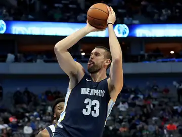 Marc Gasol lanza a canasta en un partido con los Grizzlies Marc Gasol lanza a canasta en un partido con los Grizzlies
