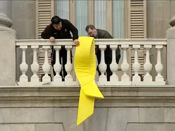 El Ayuntamiento de Barcelona colgará un lazo amarillo en su fachada para reclamar la libertad de los presos El Ayuntamiento de Barcelona colgará un lazo amarillo en su fachada para reclamar la libertad de los presos