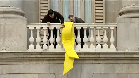 El Ayuntamiento de Barcelona colgará un lazo amarillo en su fachada para reclamar la libertad de los presos El Ayuntamiento de Barcelona colgará un lazo amarillo en su fachada para reclamar la libertad de los presos