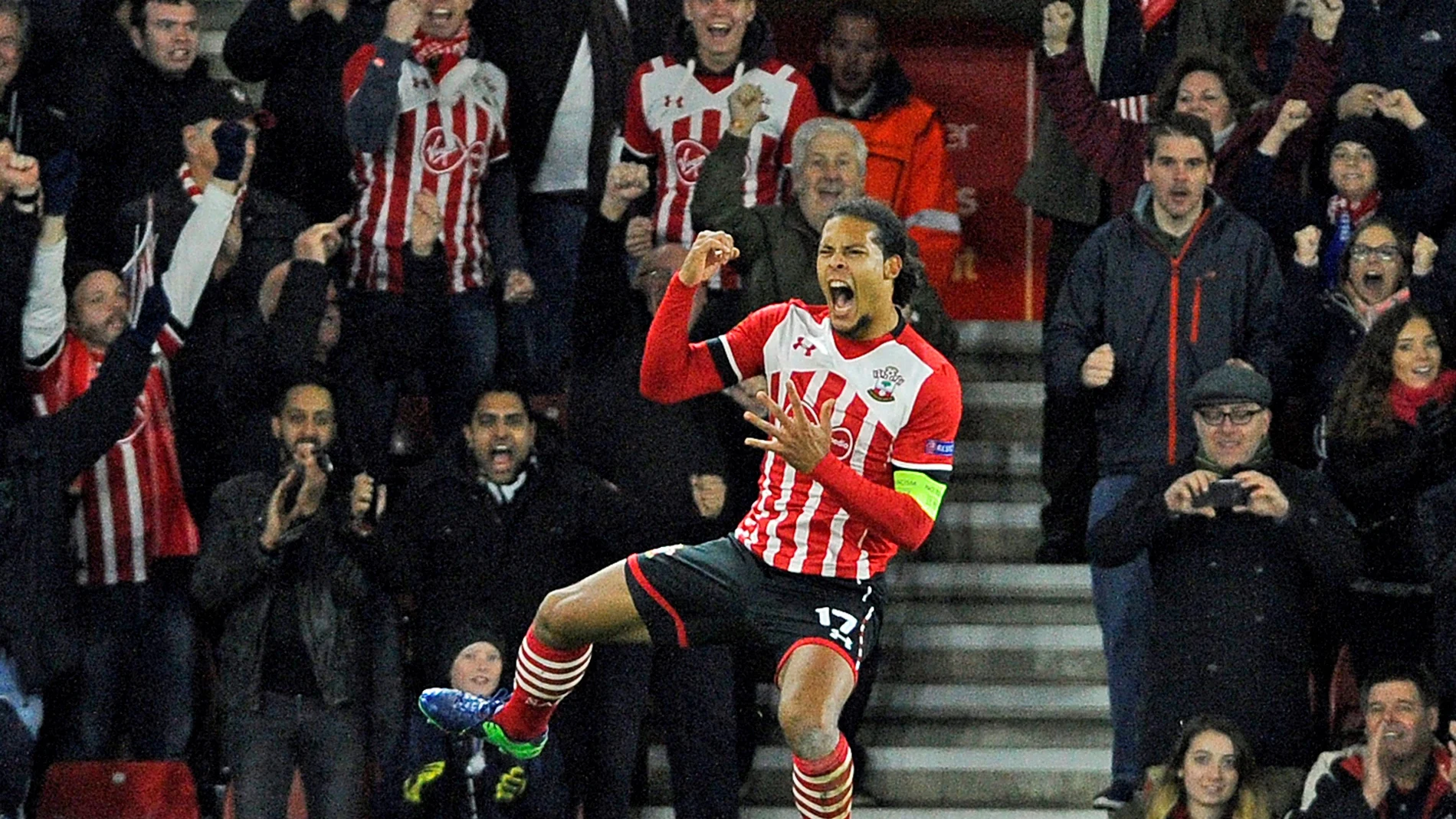 Van Dijk celebra un gol con el Southampton Van Dijk celebra un gol con el Southampton