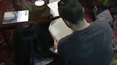 Los padres de una niña coruñesa con una enfermedad rara piden que se les reconozca la retribución por su reducción de jornada Los padres de una niña coruñesa con una enfermedad rara piden que se les reconozca la retribución por su reducción de jornada