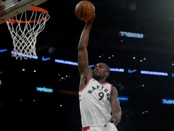 Ibaka hace un mate durante un partido con los Raptors Ibaka hace un mate durante un partido con los Raptors