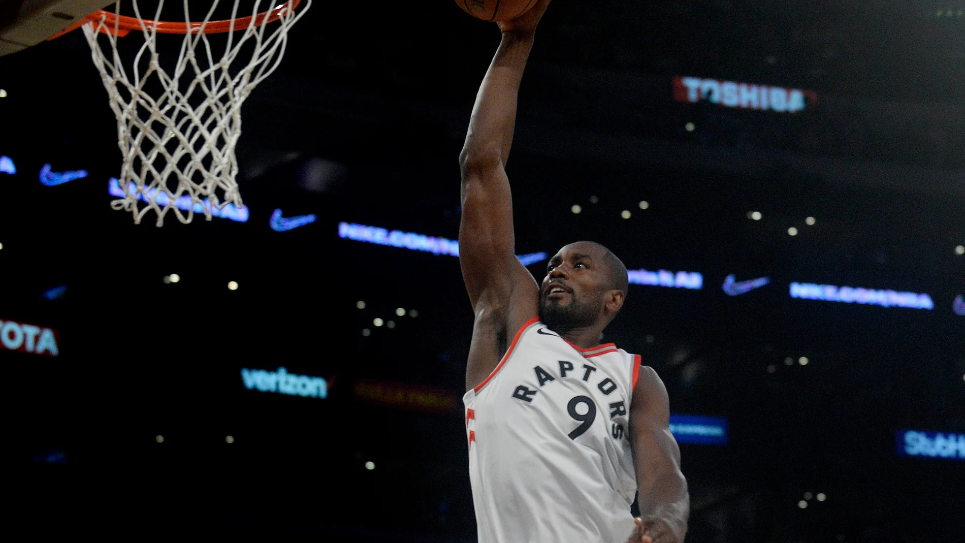 Ibaka hace un mate durante un partido con los Raptors Ibaka hace un mate durante un partido con los Raptors