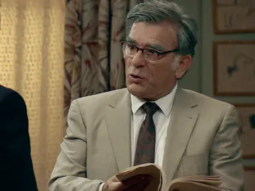 ¿Qué hace Requena con el manuscrito de Osuna en sus manos? ¿Qué hace Requena con el manuscrito de Osuna en sus manos?