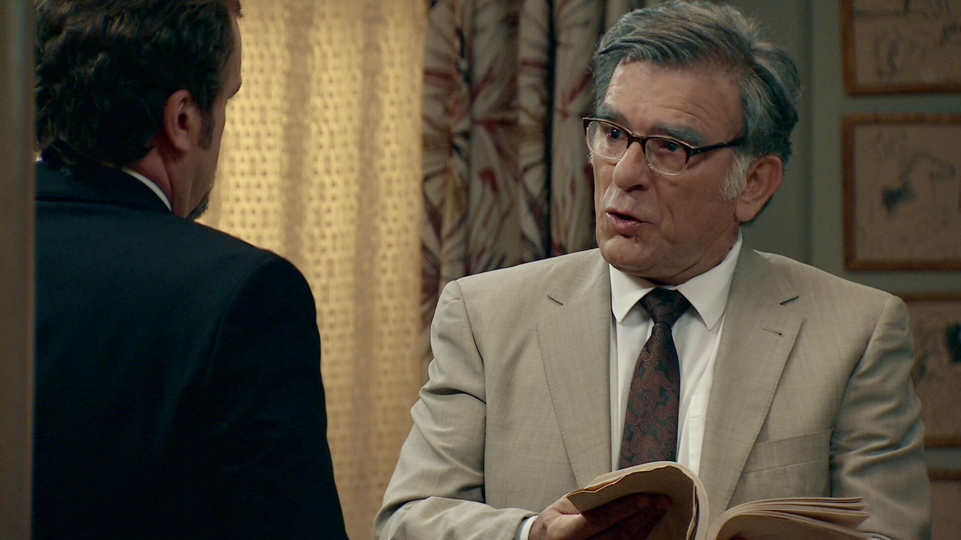 &iquest;Qu&eacute; hace Requena con el manuscrito de Osuna en sus manos? 