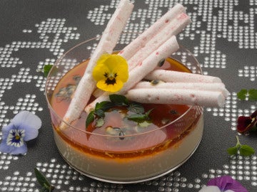 Crema cuajada de vainilla con caramelo de fruta de la pasión y naranja