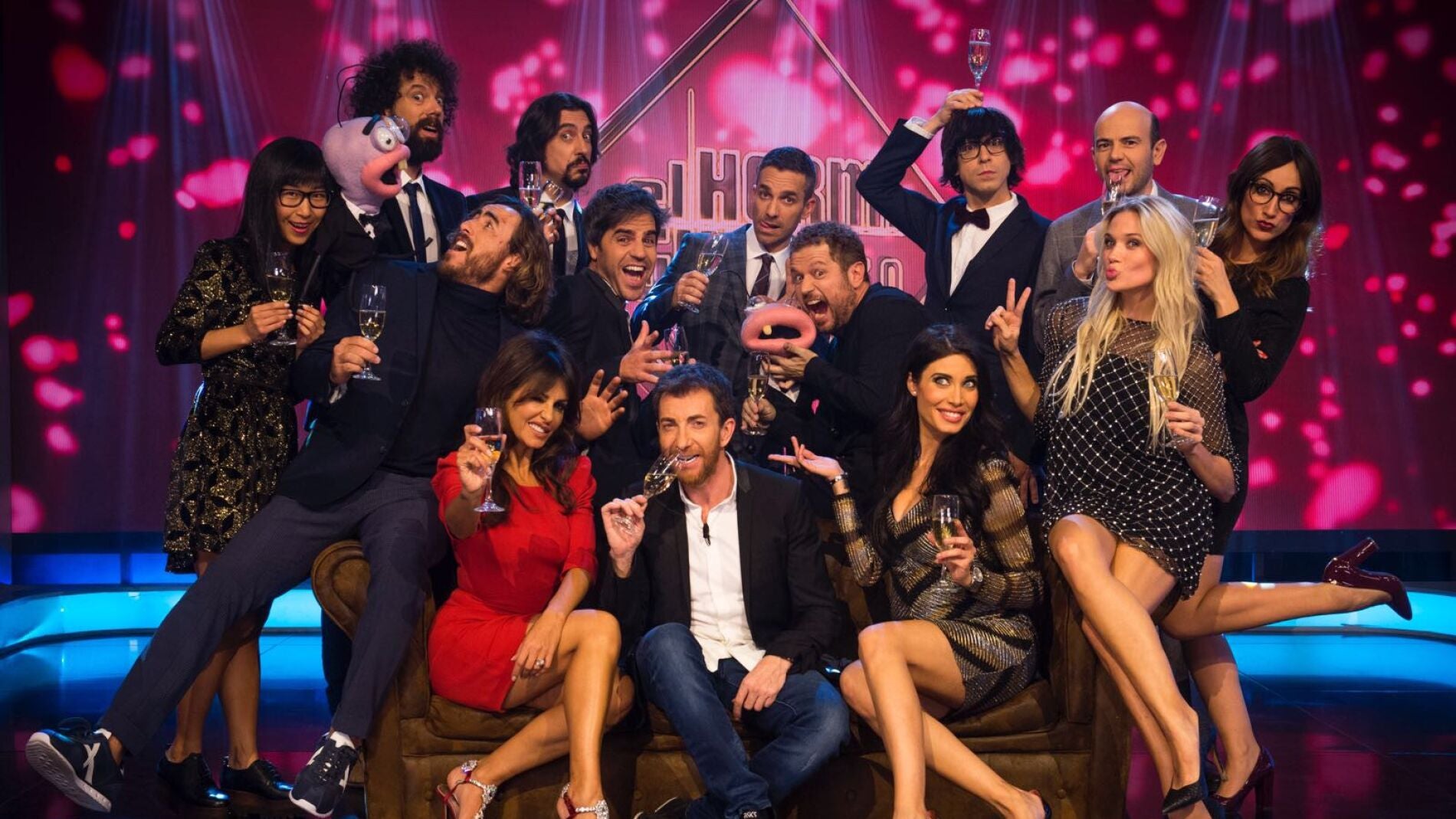 Los colaboradores de 'El Hormiguero 3.0' celebran el a&ntilde;o nuevo con su posado m&aacute;s navide&ntilde;o