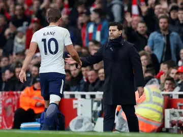 Pochettino felicita a Kane durante un partido Pochettino felicita a Kane durante un partido