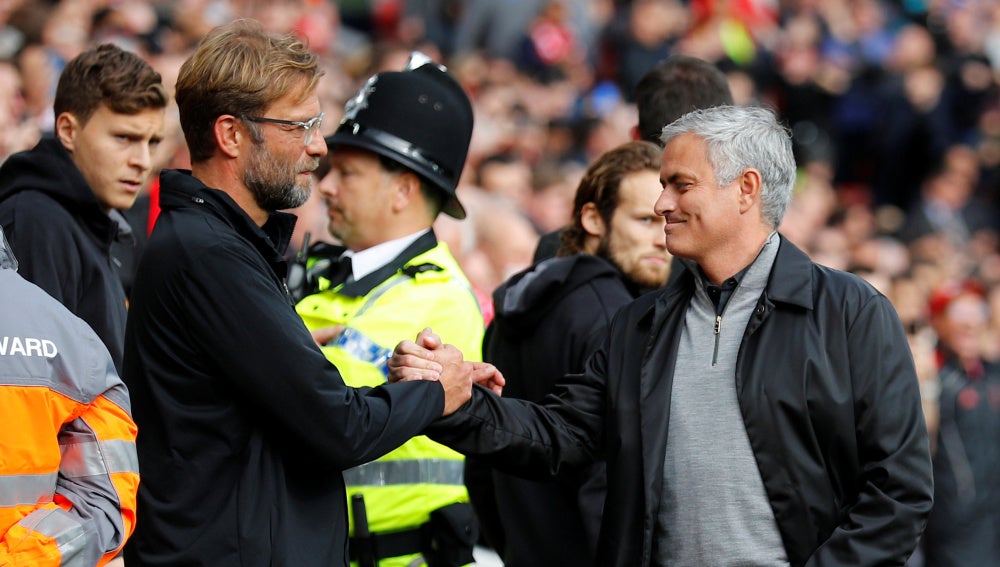 Klopp y Mourinho se saludan tras un partido