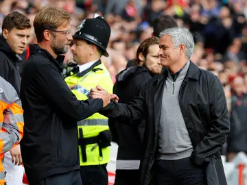 Klopp y Mourinho se saludan tras un partido Klopp y Mourinho se saludan tras un partido