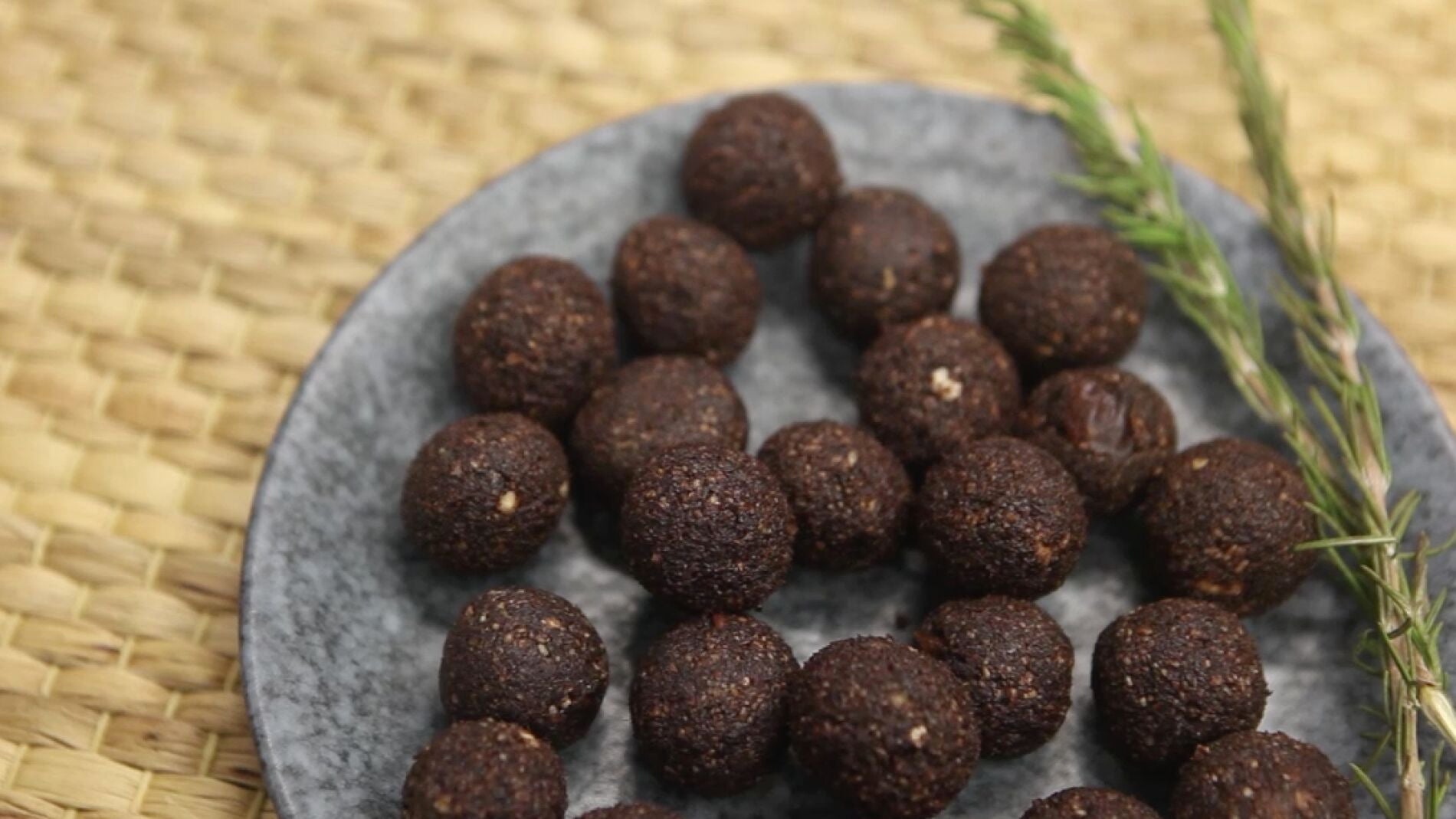 Raw bites de cacao, dátiles y pipas