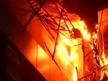 Al menos 14 muertos por un incendio en un restaurante en Bombay Al menos 14 muertos por un incendio en un restaurante en Bombay