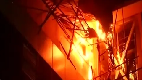 Al menos 14 muertos por un incendio en un restaurante en Bombay Al menos 14 muertos por un incendio en un restaurante en Bombay