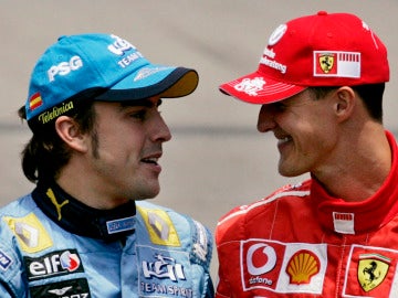 Fernando Alonso y Michael Schumacher dialogan