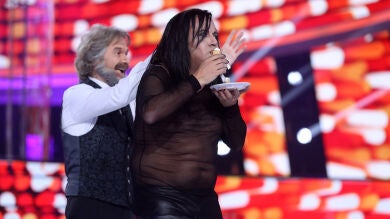 Los concursantes del 'Concierto de Año Nuevo' de 'Tu cara me suena' se comen 12 pasteles en lugar de las uvas de Nochevieja