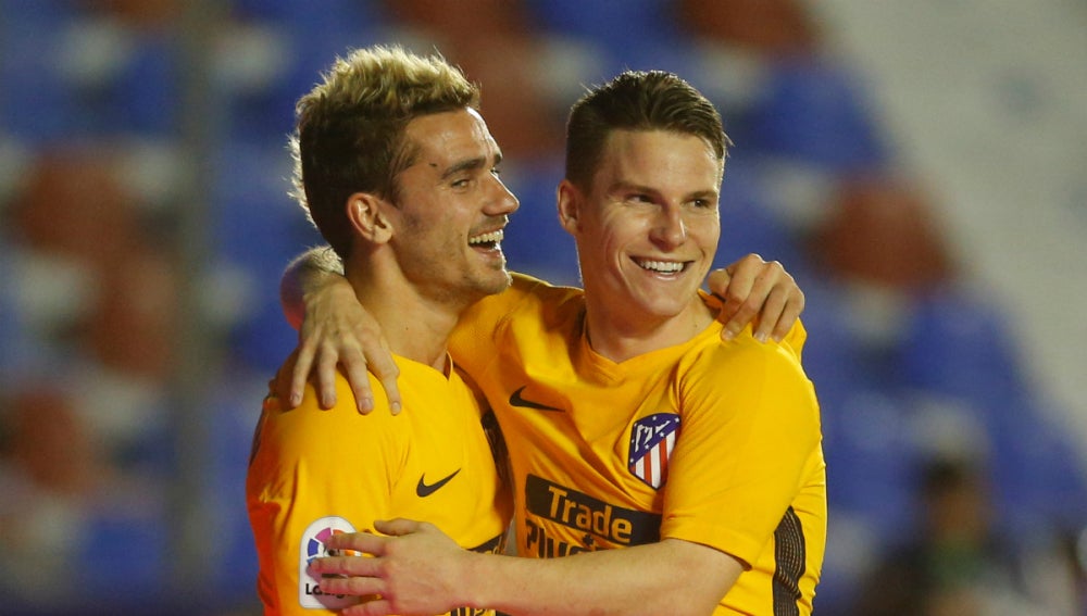 Gameiro y Griezmann celebran un gol