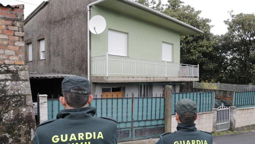 Agentes de la Guardia Civil en Rianxo (A Coruña), frente a la vivienda de 'El Chicle'