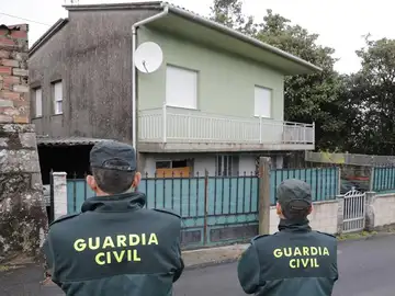 Agentes de la Guardia Civil en Rianxo (A Coruña), frente a la vivienda de 'El Chicle' Agentes de la Guardia Civil en Rianxo (A Coruña), frente a la vivienda de 'El Chicle'