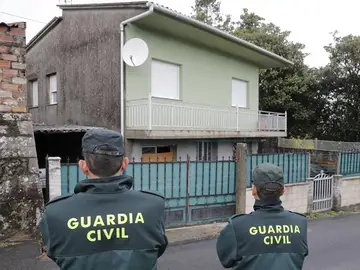 Agentes de la Guardia Civil en Rianxo (A Coruña), frente a la vivienda de 'El Chicle' Agentes de la Guardia Civil en Rianxo (A Coruña), frente a la vivienda de 'El Chicle'