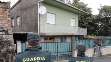 Agentes de la Guardia Civil en Rianxo (A Coruña), frente a la vivienda de 'El Chicle'