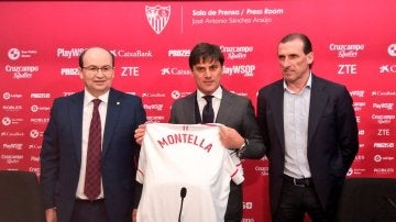 Montella, junto a José Castro y Óscar Arias