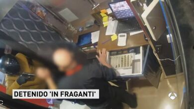 La Policía detiene a punta de pistola a un hombre cuando intentaba robar en un salón de juegos en Granada