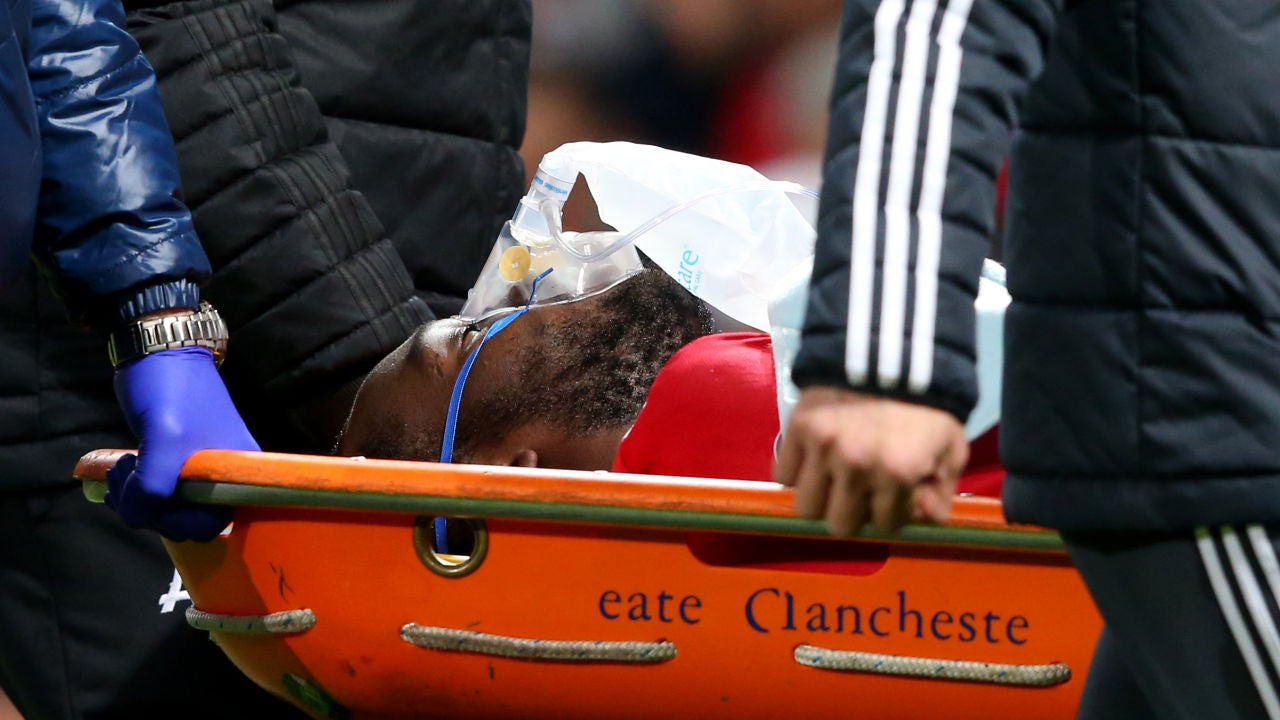 Lukaku abandona Old Trafford en camilla y con oxígeno