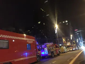 Camiones de bomberos frente al bloque residencial de doce plantas en la ciudad inglesa de Manchester Camiones de bomberos frente al bloque residencial de doce plantas en la ciudad inglesa de Manchester