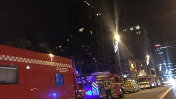 Camiones de bomberos frente al bloque residencial de doce plantas en la ciudad inglesa de Manchester