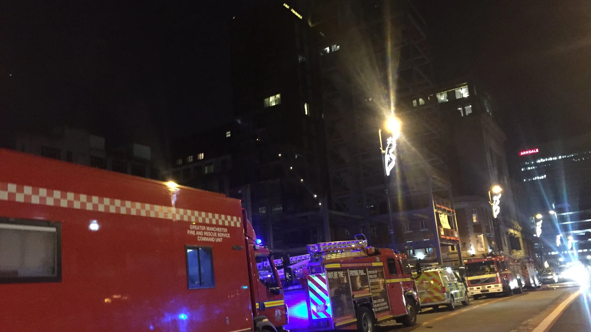 Camiones de bomberos frente al bloque residencial de doce plantas en la ciudad inglesa de Manchester Camiones de bomberos frente al bloque residencial de doce plantas en la ciudad inglesa de Manchester