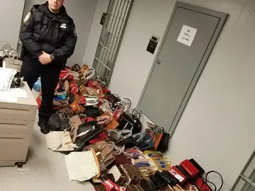 Christopher Roncancio junto a las falsificaciones requisadas Christopher Roncancio junto a las falsificaciones requisadas