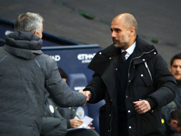 Guardiola saluda a Mourinho