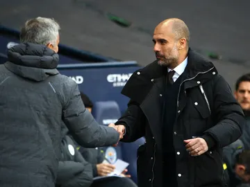 Guardiola saluda a Mourinho Guardiola saluda a Mourinho