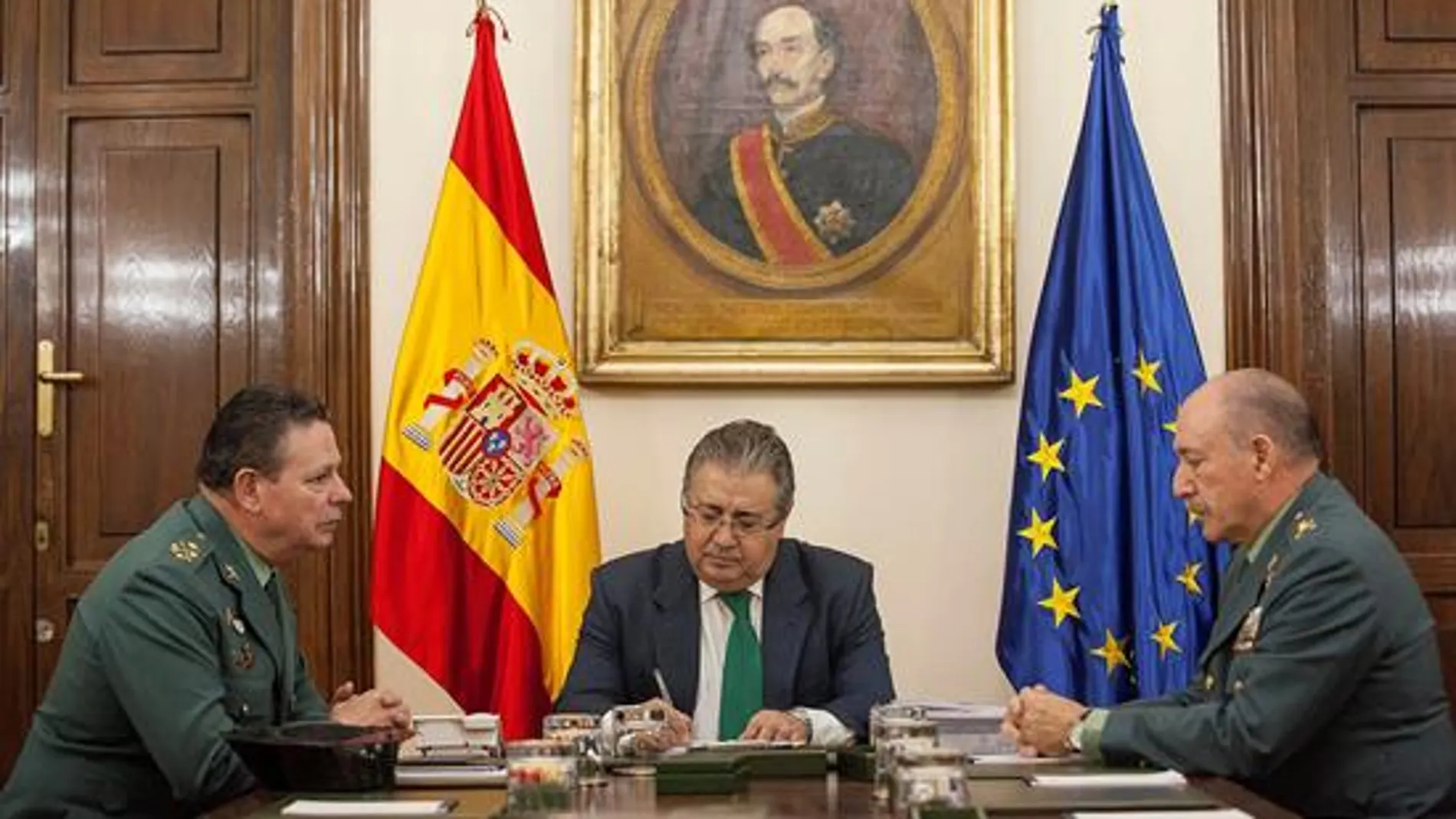 Zoido se reúne con altos mandos de la Guardia Civil Zoido se reúne con altos mandos de la Guardia Civil