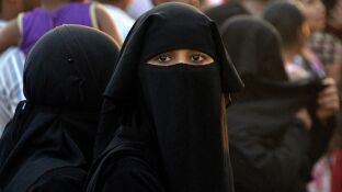 Imagen de archivo de una mujer vistiendo un niqab