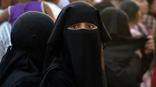 Imagen de archivo de una mujer vistiendo un niqab Imagen de archivo de una mujer vistiendo un niqab