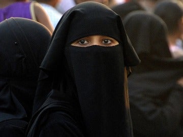 Imagen de archivo de una mujer vistiendo un niqab