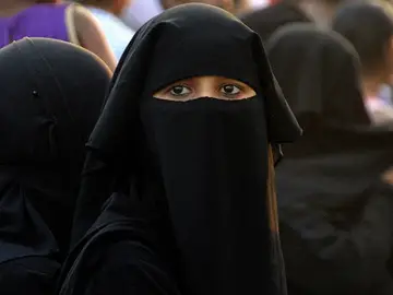 Imagen de archivo de una mujer vistiendo un niqab Imagen de archivo de una mujer vistiendo un niqab