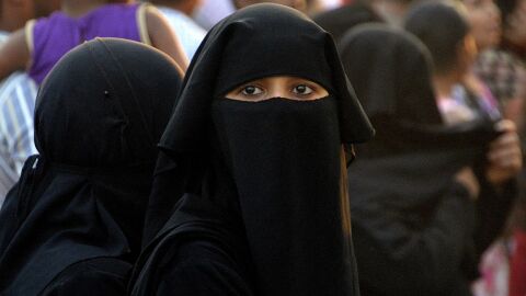 Imagen de archivo de una mujer vistiendo un niqab