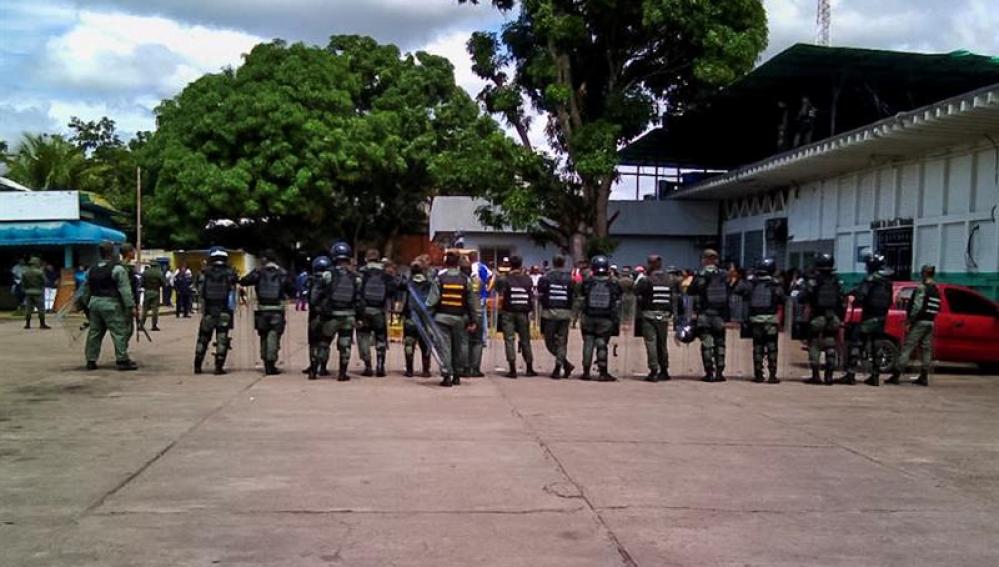 Un guardia nacional mata a una mujer durante un reparto de comida en Venezuela