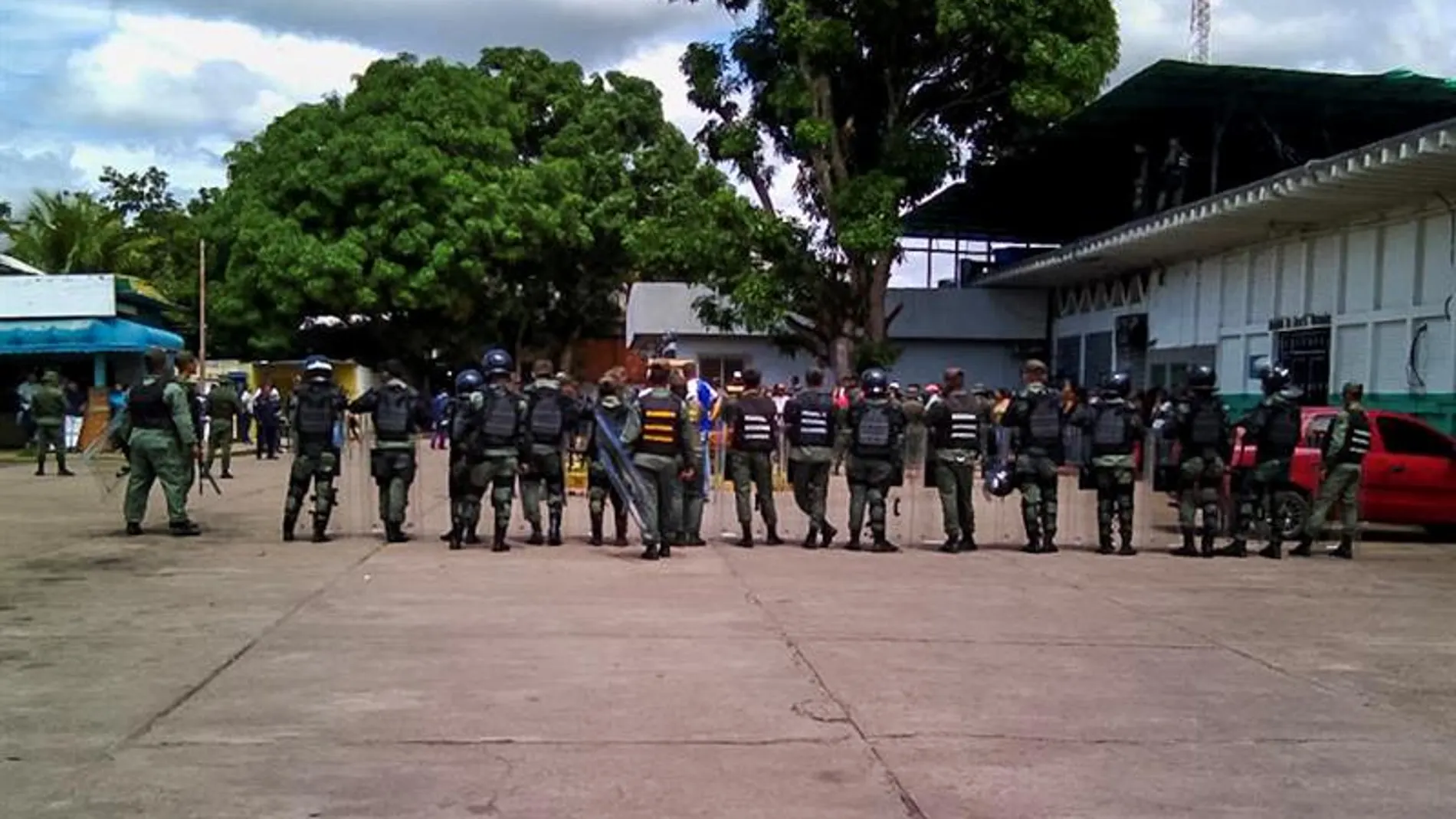 Un guardia nacional mata a una mujer durante un reparto de comida en Venezuela Un guardia nacional mata a una mujer durante un reparto de comida en Venezuela