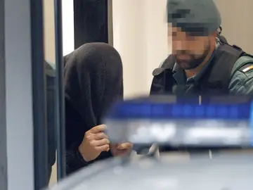 José Enrique Abuín Gey, 'el Chicle', detenido por la muerte violenta de la joven Diana Quer, es trasladado por agentes de la Guardia Civil José Enrique Abuín Gey, 'el Chicle', detenido por la muerte violenta de la joven Diana Quer, es trasladado por agentes de la Guardia Civil