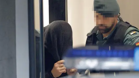 José Enrique Abuín Gey, 'el Chicle', detenido por la muerte violenta de la joven Diana Quer, es trasladado por agentes de la Guardia Civil José Enrique Abuín Gey, 'el Chicle', detenido por la muerte violenta de la joven Diana Quer, es trasladado por agentes de la Guardia Civil