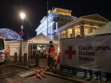 Un punto de Cruz Roja habilitado junto a la Puerta de Brandemburgo Un punto de Cruz Roja habilitado junto a la Puerta de Brandemburgo