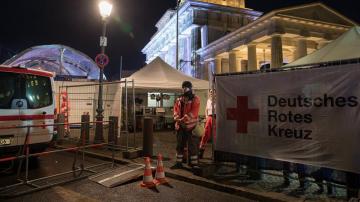 Un punto de Cruz Roja habilitado junto a la Puerta de Brandemburgo