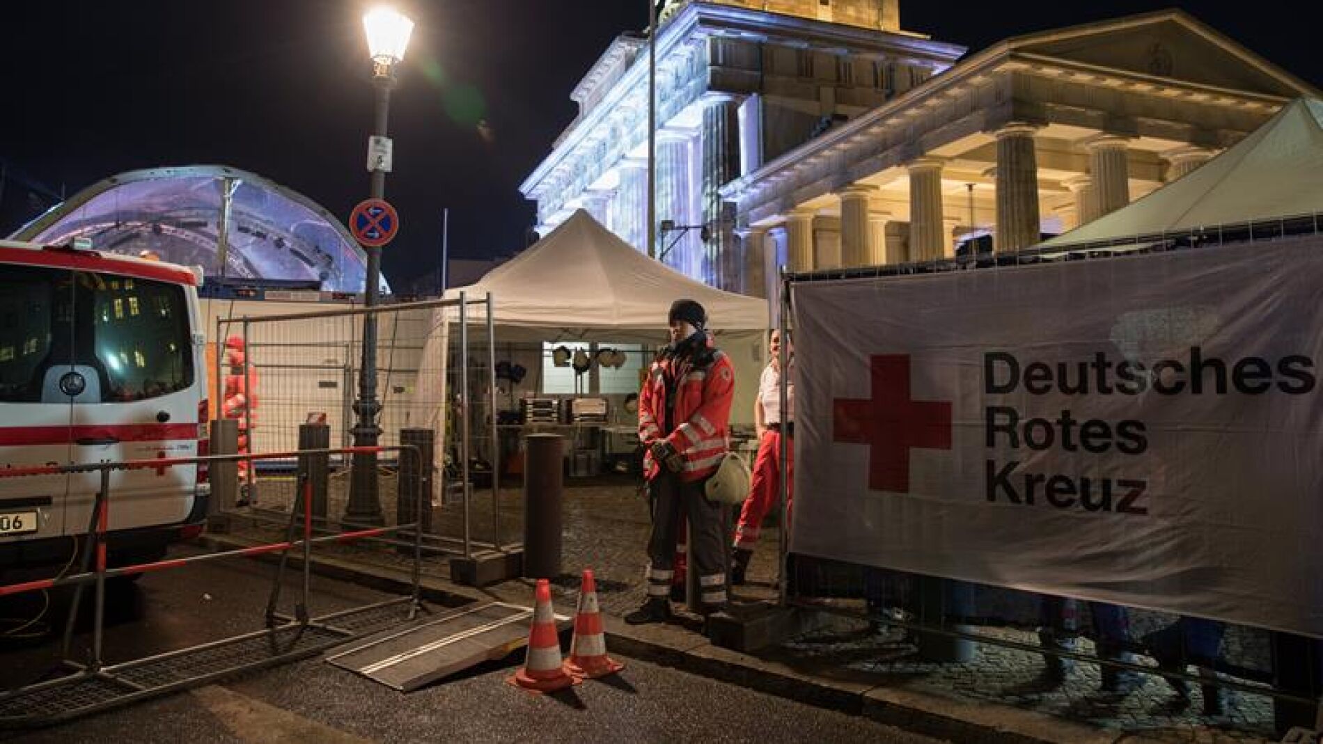 Un punto de Cruz Roja habilitado junto a la Puerta de Brandemburgo