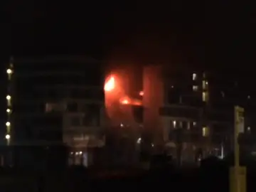 Cientos de coches quedan destruidos en un incendio en un aparcamiento de Liverpool Cientos de coches quedan destruidos en un incendio en un aparcamiento de Liverpool