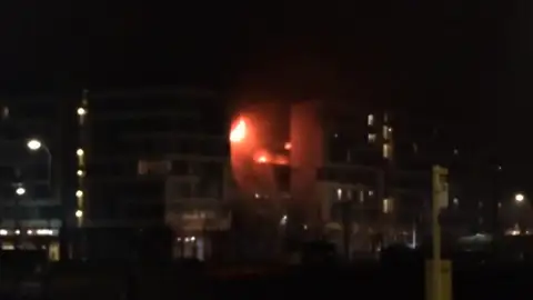 Cientos de coches quedan destruidos en un incendio en un aparcamiento de Liverpool Cientos de coches quedan destruidos en un incendio en un aparcamiento de Liverpool