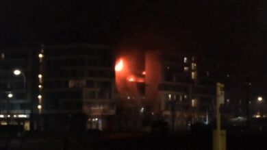 Cientos de coches quedan destruidos en un incendio en un aparcamiento de Liverpool