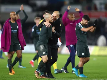 Guardiola abraza a Silva tras un partido Guardiola abraza a Silva tras un partido
